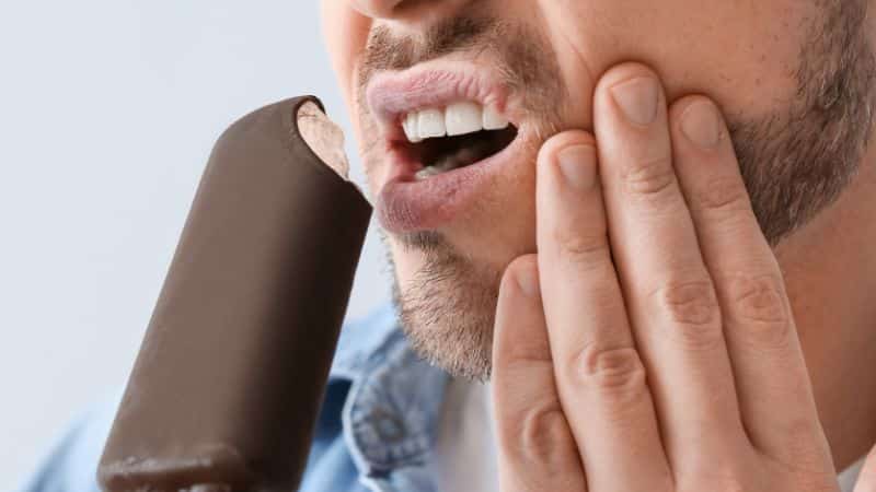 Primo Piano Di Sensibilità Dentale Scatenata Dal Contatto Con Un Gelato Ghiacciato