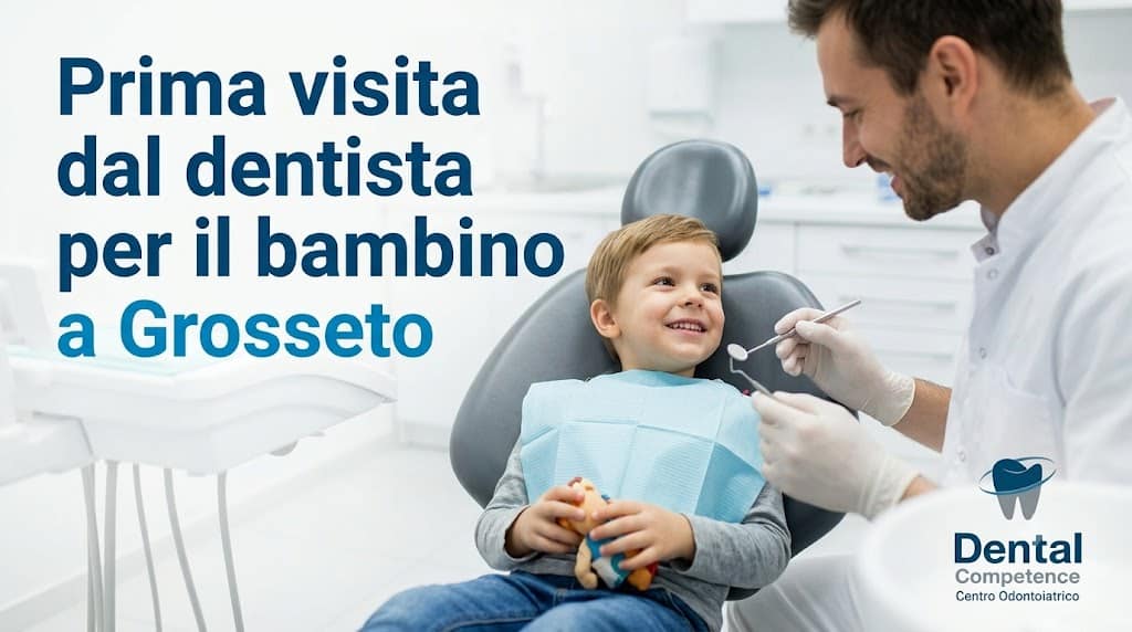 Bambino Sorridente Sulla Poltrona Del Dentista Con Il Testo Prima Visita Dal Dentista Per Il Bambino A Grosseto.
